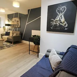 Spacious 1 Bed 1 Minute Walk From Square Apartment